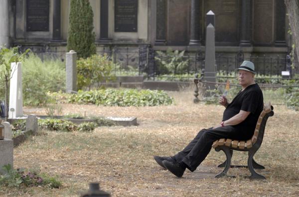 Bild 1 von 4: Als in den 1980er Jahren das AIDS-Virus auftauchte, begann für Schwule eine sehr schwere Zeit von Verlust und Panik.