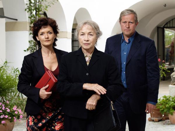 Bild 1 von 13: Im Bild: Thomas (Harald Krassnitzer), Andrea (Katharina Stemberger, li.) und ihre Mutter Hermine (Christine Ostermayer) sind auf dem Weg zur Testamentseröffnung.