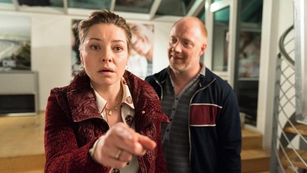 Bild 1 von 26: Im Bild: Carmen (Karolina Lodyga) kann nicht fassen, wofür Dietrich (Simon Schwarz) sich entschieden hat.