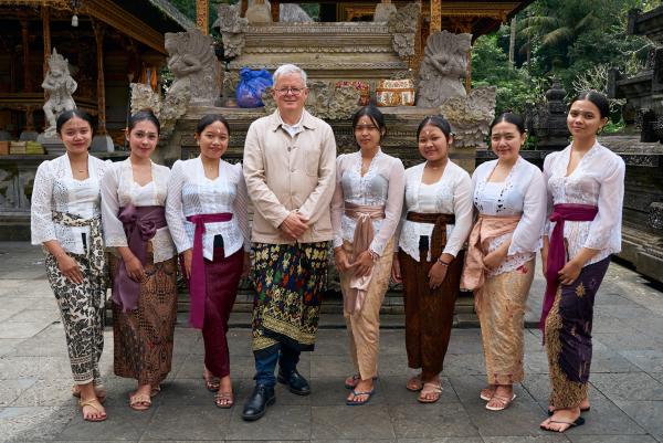 Bild 1 von 10: Im Tirta Empul Tempel kann Christopher Clark einer Wasserzeremonie beiwohnen.
