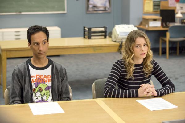 Bild 1 von 18: Als die Lerngruppe die Geschichte des ersten Deans von Greendale erfährt, brechen Abed (Danny Pudi, r.), Britta (Gillian Jacobs, l.) und der Rest der Truppe auf, um dessen altes Computerlabor zu finden ...