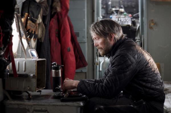 Bild 1 von 4: Das Wrack seines abgestürzten Flugzeugs ist der einzige Zufluchtsort, den Overgård (Mads Mikkelsen) in der Arktis hat.