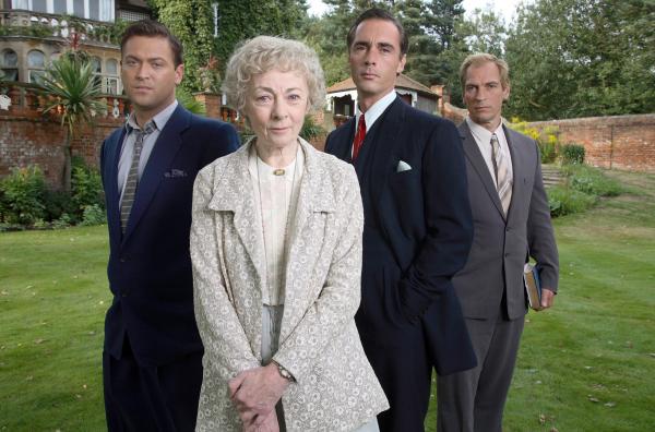 Bild 1 von 1: Miss Marple (Geraldine McEwan), Neville Strange (Greg Wise) und Thomas Royde (Julian Sands).