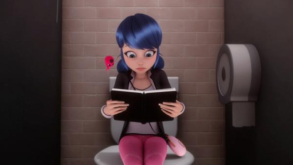 Bild 1 von 3: Marc ist ein Student und hat ein Talent fürs Schreiben. Er bewundert den begabten Zeichner Nathaniel und träumt davon, gemeinsam ein Comic-Buch herauszubringen. Allerdings ist er zu schüchtern, um Nathaniel anzusprechen. Marinette möchte ihm helfen, sein Idol zu treffen, aber nichts läuft wie geplant! Nathaniel denkt, dass sich Marc einen Spaß mit ihm erlaubt und weist ihn ab. Marc ist überzeugt, dass Marinette ihn angelogen hat. Enttäuscht und gedemütigt, wird Marc von Hawk Moth zu Reverser akumatisiert.