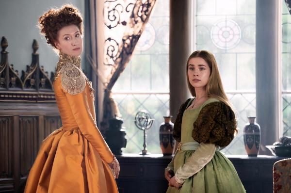Bild 1 von 4: Queen Elizabeth I. (Rebecca Scott, l.) und Grace (Evie Coles, r.) erwarten Neuigkeiten zum Schlossgespenst. Beide können an den Spuk nicht so recht glauben.