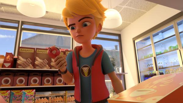 Bild 1 von 4: Als Axel die lustige rote Figur im Supermarkt entdeckt, freut er sich noch...