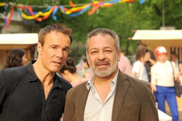 Bild 1 von 10: Beinahe zu spät erkennen Harald (Hannes Jaenicke, l.) und Yussuf (Tayfun Bademsoy, r.), dass sie beide das gleiche Ziel verfolgen: Die Verantwortlichen für die ständigen Kulturkämpfe im Haus ausfindig zu machen ...