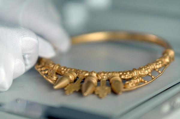 Bild 1 von 5: Der keltische Halsreif vom Goldschatz am Glauberg