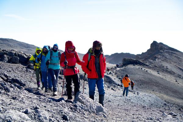 Bild 1 von 2: Stetig bergauf: Trekking auf den Kilimandscharo.