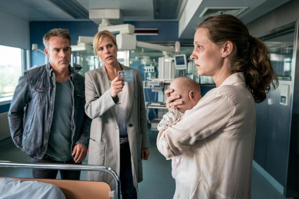 Bild 1 von 5: (v.l.n.r.) Jan Maybach (Marco Girnth); Ina Zimmerman (Melanie Marschke); Julia Köllmann (Picco von Groote)