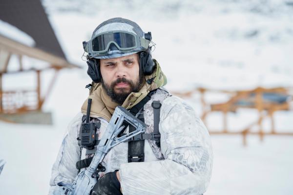 Bild 1 von 5: Wolf (Howard Charles) ist als Teil des Geheimdienstes an der Stürmung der Eliteschule \