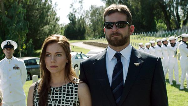 Bild 1 von 12: Chris (Bradley Cooper) und seine Frau Taya (Sienna Miller)