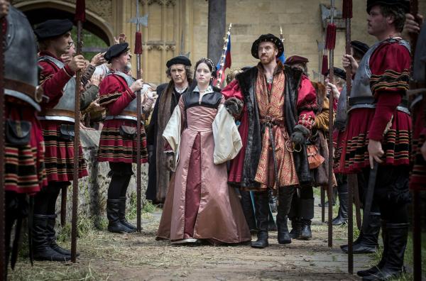 Bild 1 von 6: Das zukünftige Königspaar, Anne Boleyn (Claire Foy) und Henry VIII. (Damian Lewis), präsentiert sich dem Hof. Nun liegt es an Anne, einen männlichen Nachfolger zu gebären.