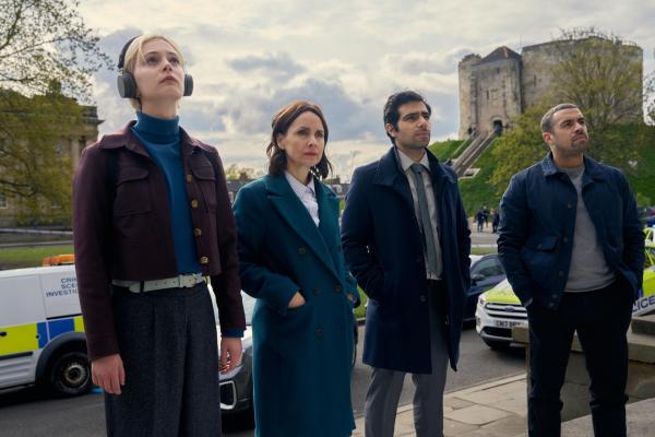 Bild 1 von 8: (v.l.n.r.) Patience Evans (Ella Maisy Purvis); Bea Metcalf (Laura Fraser); Will Akbari (Ali Ariaie); Jake (Nathan Welsh)