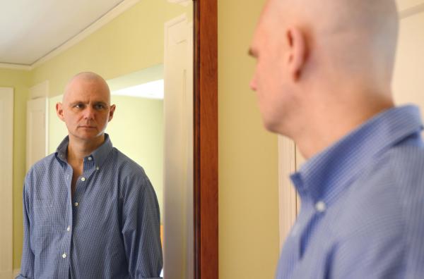 Bild 1 von 3: Wolfram Goessling wird von der Krankheit heimgesucht wird, die er zu heilen versucht: Krebs. Er nimmt den Kampf an.