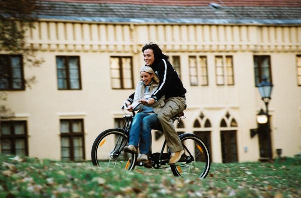 Bild 1 von 1: Frisch verliebt: Biancas Bruder Heiko (Ralph Kretschmar) und Bankierstochter Sofia (Jytte-Merle Böhrnsen)