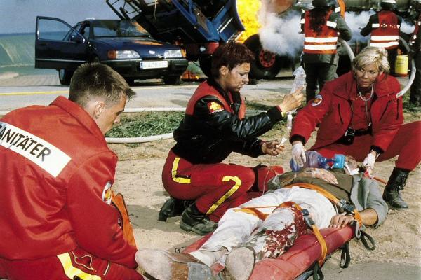 Bild 1 von 16: Im Bild (v.li.): Wolfgang Krewe (Ralf Staller), Sabine Petzl (Biggi Schwerin), Anja Freese (Dr. Gabriele Kollmann), H. Gotha (liegend).