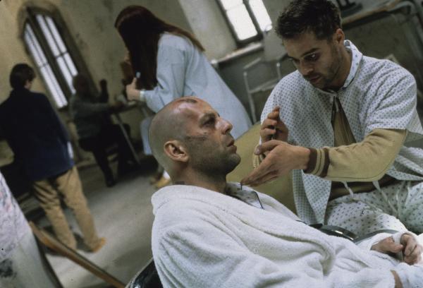 Bild 1 von 6: James Cole (Bruce Willis, l.); Jeffrey Goines (Brad Pitt, r.)