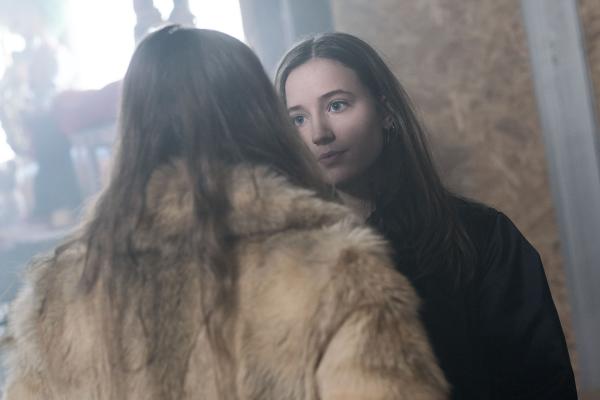 Bild 1 von 8: Anna (Fanny Bornedal) warnt Sara.
© BR/DR/Per Arnesen - Honorarfreie Verwendung gemäß AGB im redaktionellen Zusammenhang mit genannter Sendung bei Nennung \