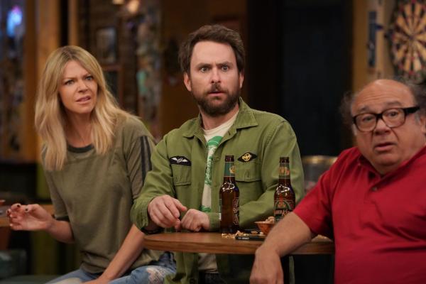 Bild 1 von 8: (v.l.n.r.) Dee Reynolds (Kaitlin Olson); Charlie Kelly (Charlie Day); Frank Reynolds (Danny DeVito)