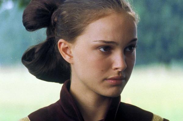 Bild 1 von 3: In George Lucas' Film ?Star Wars: Episode I ? Die dunkle Bedrohung? (1999) spielt Natalie Portman die Königin Amidala.