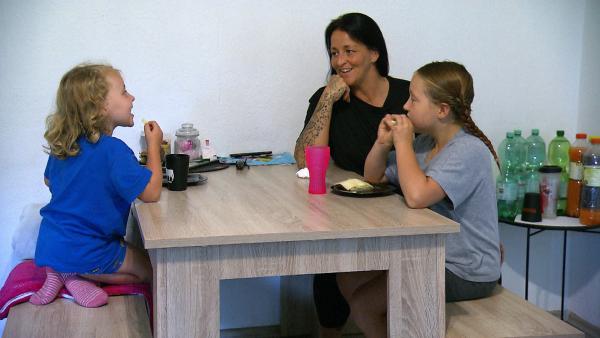 Bild 1 von 3: Die alleinerziehende Natascha (36) ist nur mit ihren beiden Töchtern zuhause, weil Sohn Tyler (7) noch auf Klassenfahrt ist.