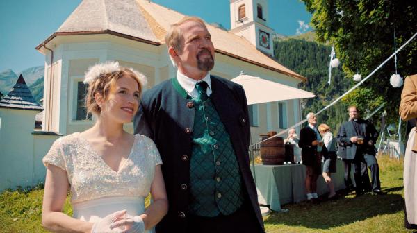 Bild 1 von 3: Im Bild: Svea Classen (Paula Kalenberg) und ihr Schwiegervater Joseph Pirnegger (Harald Krassnitzer).