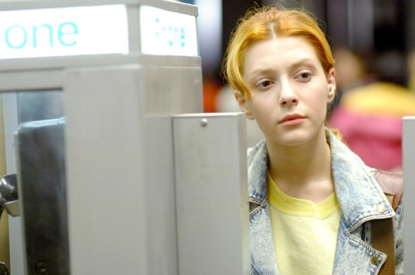 Bild 1 von 14: Was geschah im Jahr 1989 mit der jungen Nadia Koslov (Elena Satine)?