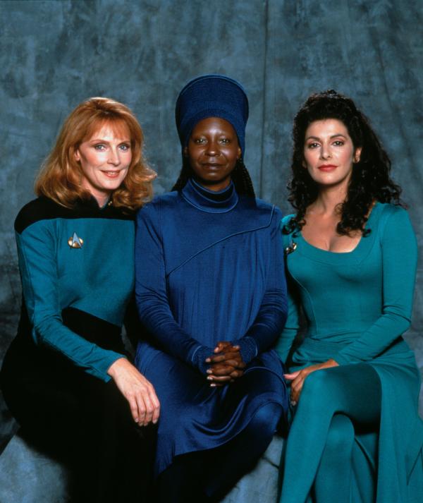 Bild 1 von 16: Star Trek The Next Generation Gallery, Raumschiff Enterprise Das n?chste Jahrhundert  Gates McFadden (Dr. Beverly Crusher), Whoopi Goldberg (Guinan), Marina Sirtis (Counselor Deana Troi)