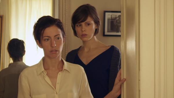 Bild 1 von 2: Clara (Anna Sigalevitch, l.); Suzy (Isabelle Prim, r.)