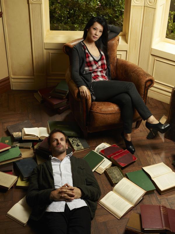 Bild 1 von 24: (1. Staffel) - Elementary: Sherlock Holmes (Jonny Lee Miller, l.) und Joan Watson (Lucy Liu, r.) im heutigen New York ...