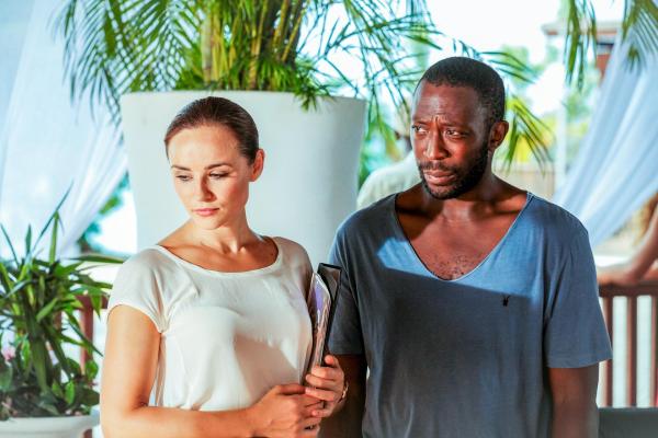 Bild 1 von 45: Im Bild: Emma Pierson (Anna Jones), Shaun Parkes (Paul Vincent).
