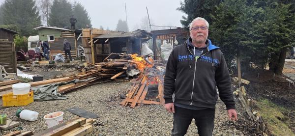 Bild 1 von 5: Karsten Fahrig vor den Trümmern seines 'Campinglebens'.