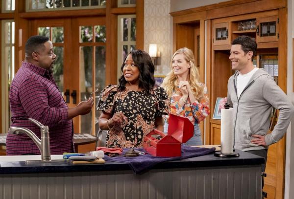 Bild 1 von 13: (v.l.n.r.) Calvin Butler (Cedric the Entertainer); Tina Butler (Tichina Arnold); Gemma Johnson (Beth Behrs); Dave Johnson (Max Greenfield)