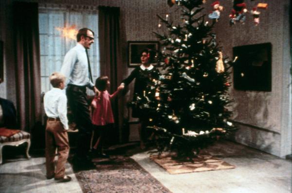 Bild 1 von 4: Tommy (Pär Sundberg, l.), Annika (Maria Persson, 2.v.r.) und ihre Eltern beim fröhlichen Tanz um den Weihnachtsbaum.