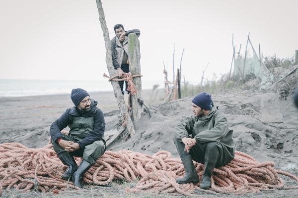 Bild 1 von 15: Omid (Keyvan Mohamadi, l.) und Amir (Hamid Reza Abbasi, r.) machen eine Pause bei der harten Arbeit in der Fischerei am Kaspischen Meer.