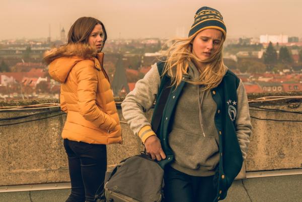 Bild 1 von 12: Michelle / Charlotte (Lilly Barshy, l.); Angelina Minrath (Liselotte Voss, r.)