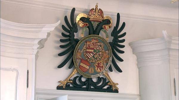 Bild 1 von 3: Doppeladler im Gerichtssaal von Laufenburg, Aargau, Schweiz. Hier wird heute noch unter dem Doppeladler aus der Zeit Maria Theresia Recht gesprochen.