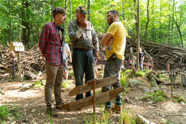 Bild 1 von 7: Left to right: Director Kevin Kölsch, John Lithgow, Director Dennis Widmyer   behind the scenes on the set of PET SEMATARY, from Paramount Pictures.