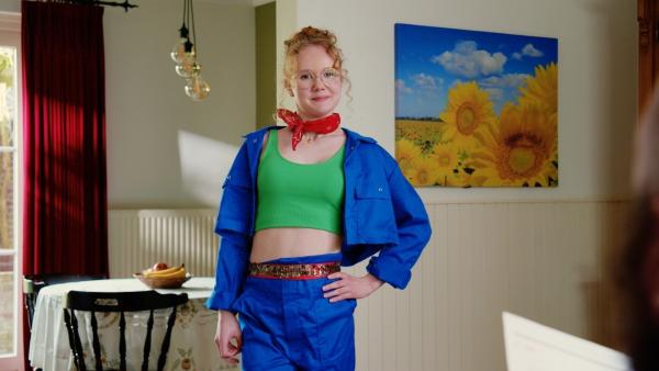 Bild 1 von 5: Am ersten Tag in der neuen Schule will Lena (Fië Kolkka) mit einem modernen Outfit auffallen, doch ihr Vater findet es zu knapp.© ZDF/Haegens Media - Honorarfreie Verwendung gemäß AGB im engen inhaltlichen redaktionellen Zusammenhang mit genannter Sendung bei Nennung \