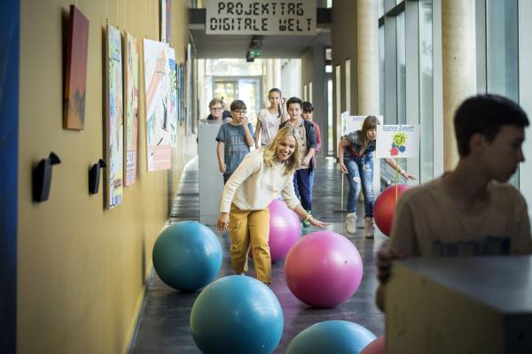 Bild 1 von 11: Digitaler Projekttag am Albert-Einstein-Gymnasium. Alle helfen mit, die Klassenräume umzugestalten, vor allem die finnische Lehrerin Frau Holopainen (Meri Koivisto).