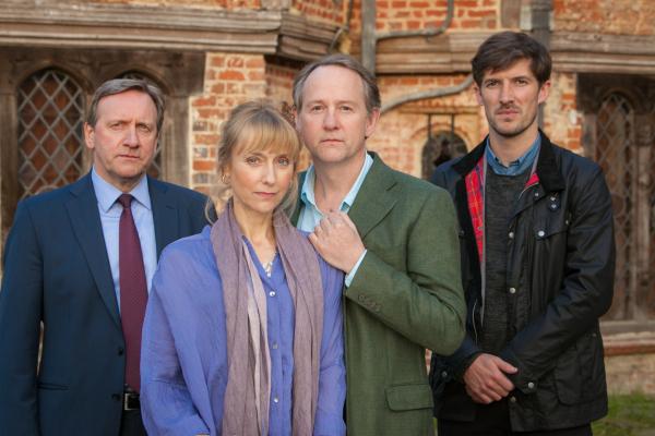 Bild 1 von 10: Barnaby (Neil Dudgeon, l.), Maggie Markham (Lia Williams, 2.v.l.), Nick Summersbee (Adam Kotz, 2.v.r.) und Nelson (Gwilym Lee, r.) nehmen am Literaturfest in Midsomer teil.