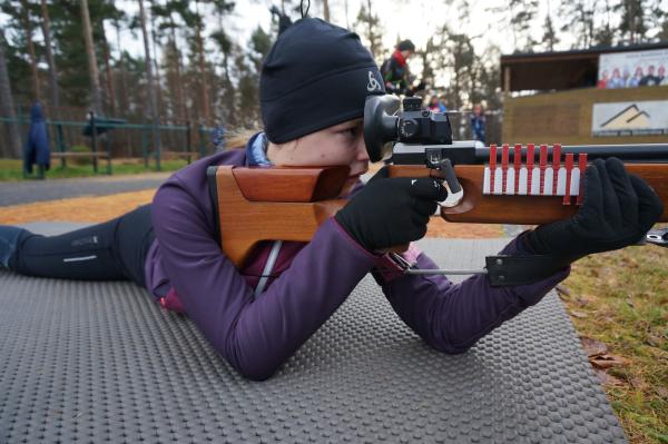 Bild 1 von 4: Liz beim Schießtraining