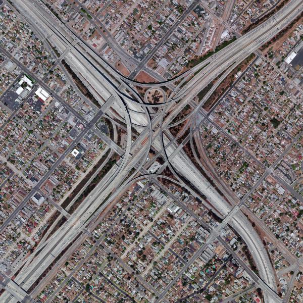 Bild 1 von 15: Autobahnen sind aus unserem Leben nicht mehr wegzudenken. Aus der Luft sehen manche Kreuzungen wie Kunstwerke aus, so auch das Judge-Harry-Pregerson-Autobahnkreuz in Los Angeles.