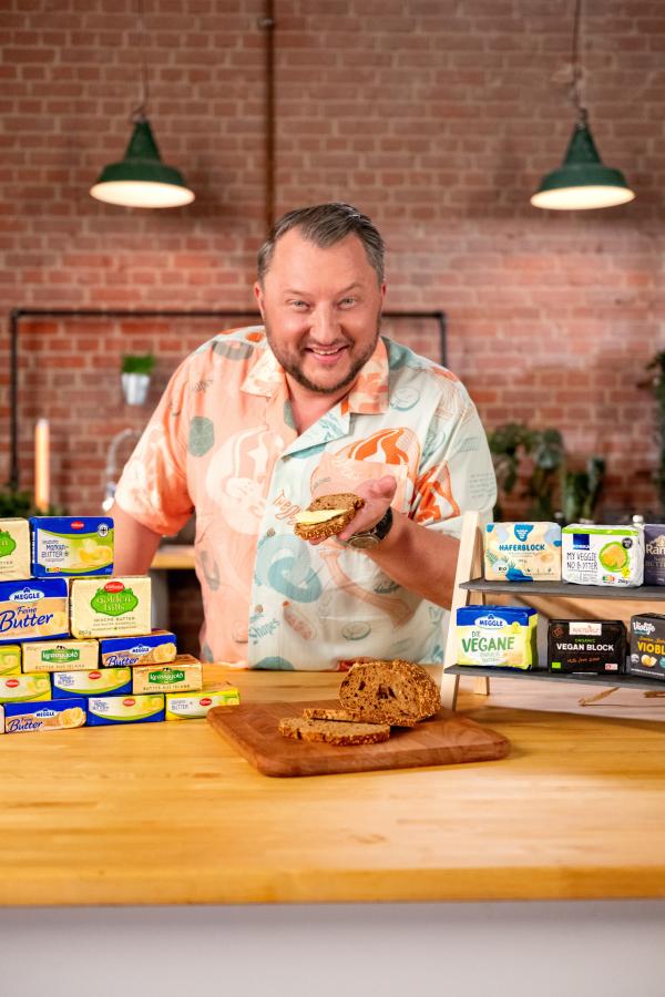Bild 1 von 7: Sebastian hält ein Butterbrot in die Kamera.