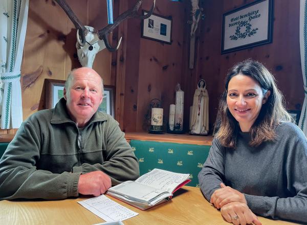 Bild 1 von 11: Felsstürze, Hangrutschungen, Gletscherschmelze und auftauender Permafrost im Hochgebirge - die Alpenregion ist einem drastischen Wandel unterworfen. Im Bild: Lisa Gadenstätter und Wilfried Aigner. Der Landwirt dokumentiert die schweren Rutschungen im nahegelegenen Wildbach, die seit zehn Jahren immer öfter vorkommen.