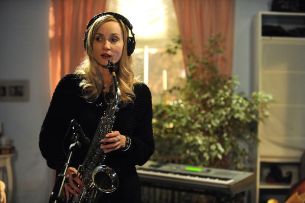 Bild 1 von 7: Jana (Isabella Hübner) nimmt hoch motiviert ihre Lieder auf.