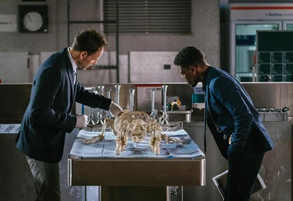 Bild 1 von 12: Bell (Jon Michael Hill, r.) und Holmes (Jonny Lee Miller, l.) können anhand des Skeletts des Mordopfers die Todesursache identifizieren ...