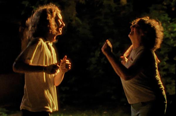 Bild 1 von 4: Toni (Elias Maria Burckhardt) lässt die Gruppe der möchtegern-coolen Jungs hinter sich. Mit Cara (Mieke Schymura) kann er tanzen und einfach Spaß haben.