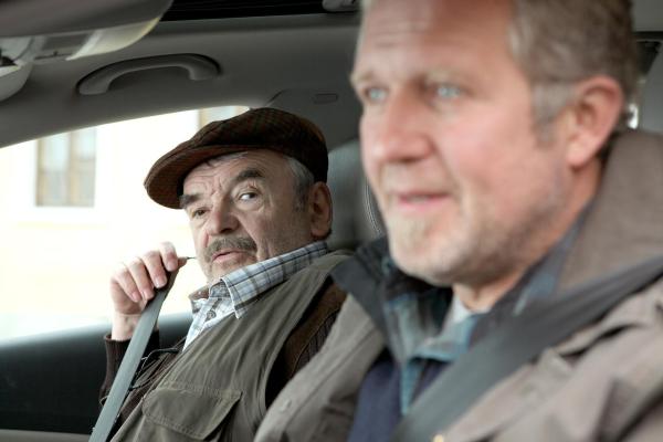 Bild 1 von 21: Im Bild (v.li.): Branko Samarovski (Blasius Schmalzl), Harald Krassnitzer (Thomas Stickler).